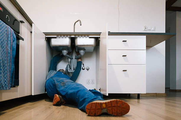 Professional Emergency Plumber technician working in Arenzville, IL